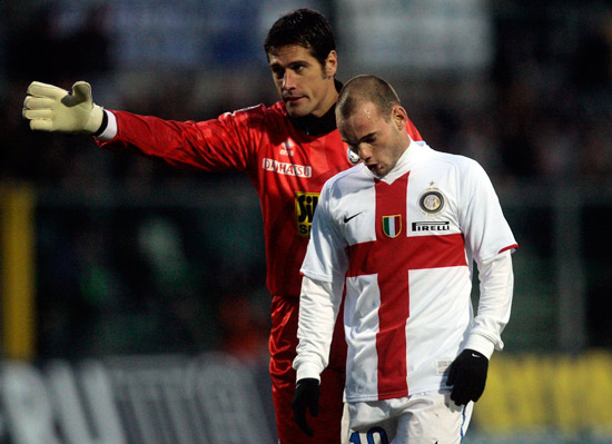 记者：汶马探赛后与海港助教约翰交换队服，两人曾在横滨合作（记者：汶马探赛后与海港助教约翰互换球衣，二人曾在横滨共事）