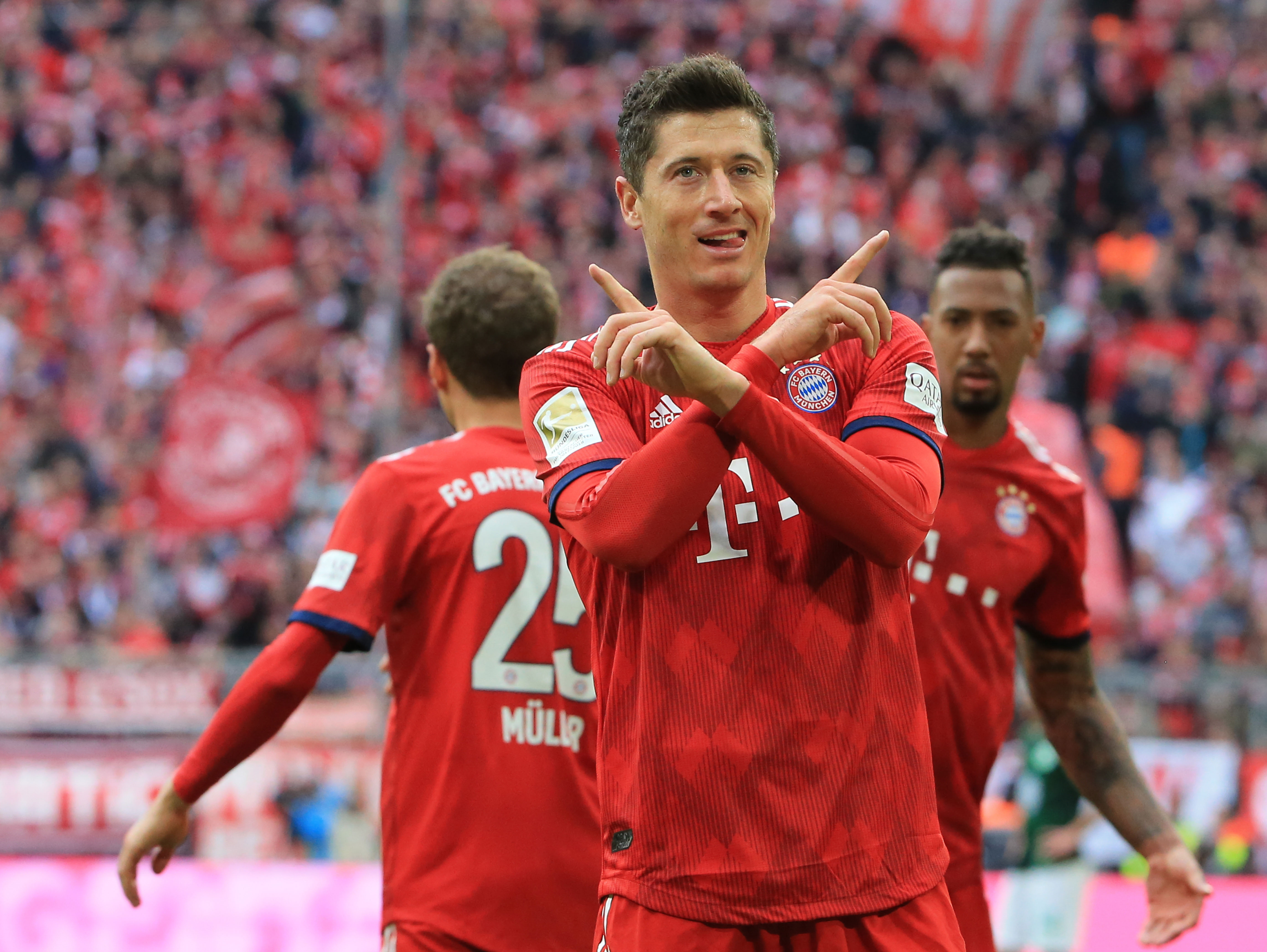 心情真不错！威少赛后戴墨镜参加发布会 貌似还带着一副双节棍（心情大好！威少赛后戴墨镜亮相发布会 疑似携带双节棍）