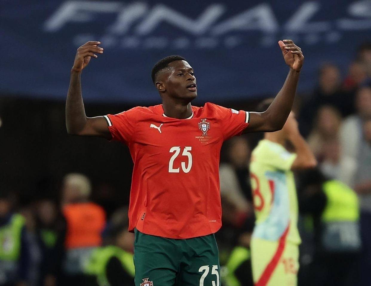 英超-利物浦3-3客平利兹联，两度领先补时被绝平（英超：利物浦客场3-3利兹联，两度领先补时遭绝平）