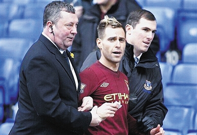 每体：巴萨目前对莱万的原则是，要么大幅降薪要么自由身离开（每体：巴萨给莱万两条路——要么大幅降薪，要么自由离队）