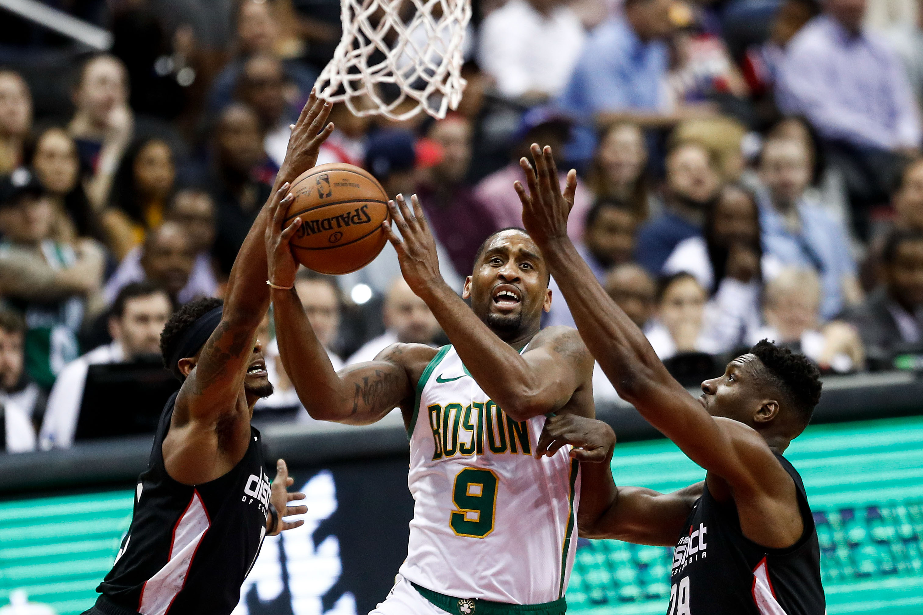 足球世界杯再次出现误判，慢镜头疯传（世界杯再现疑似误判，慢镜头刷屏网络）