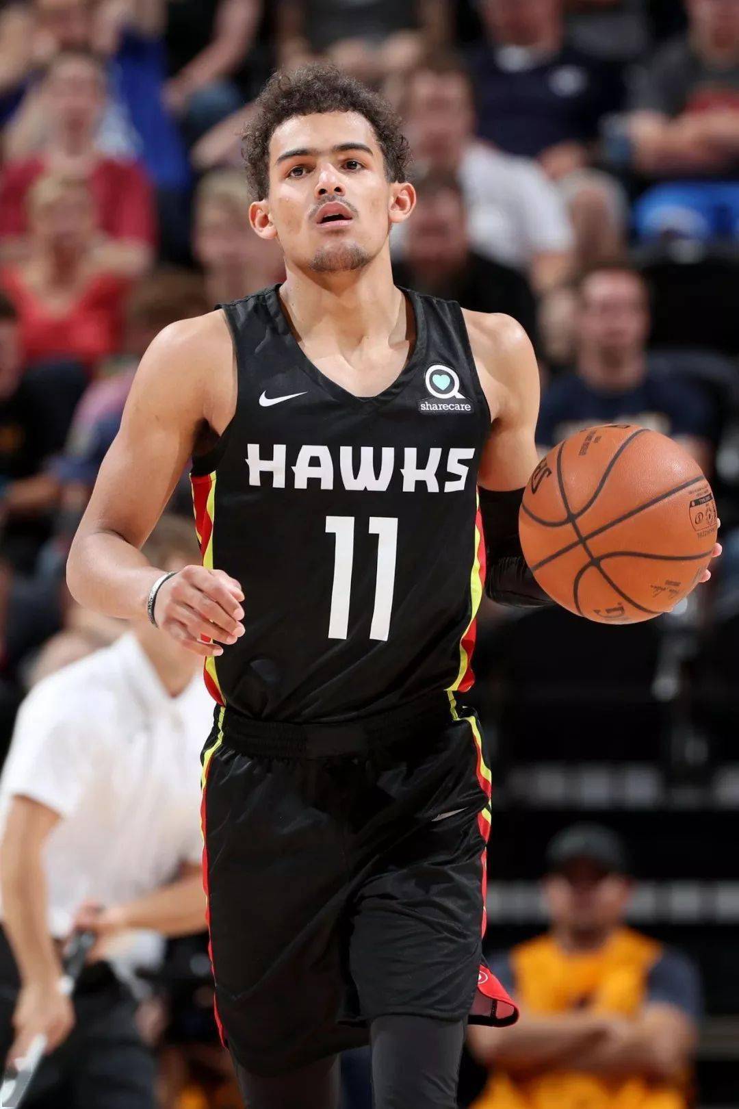 墨菲抢断瞬间，展现超凡球技（墨菲瞬间断球，尽显精湛球技）