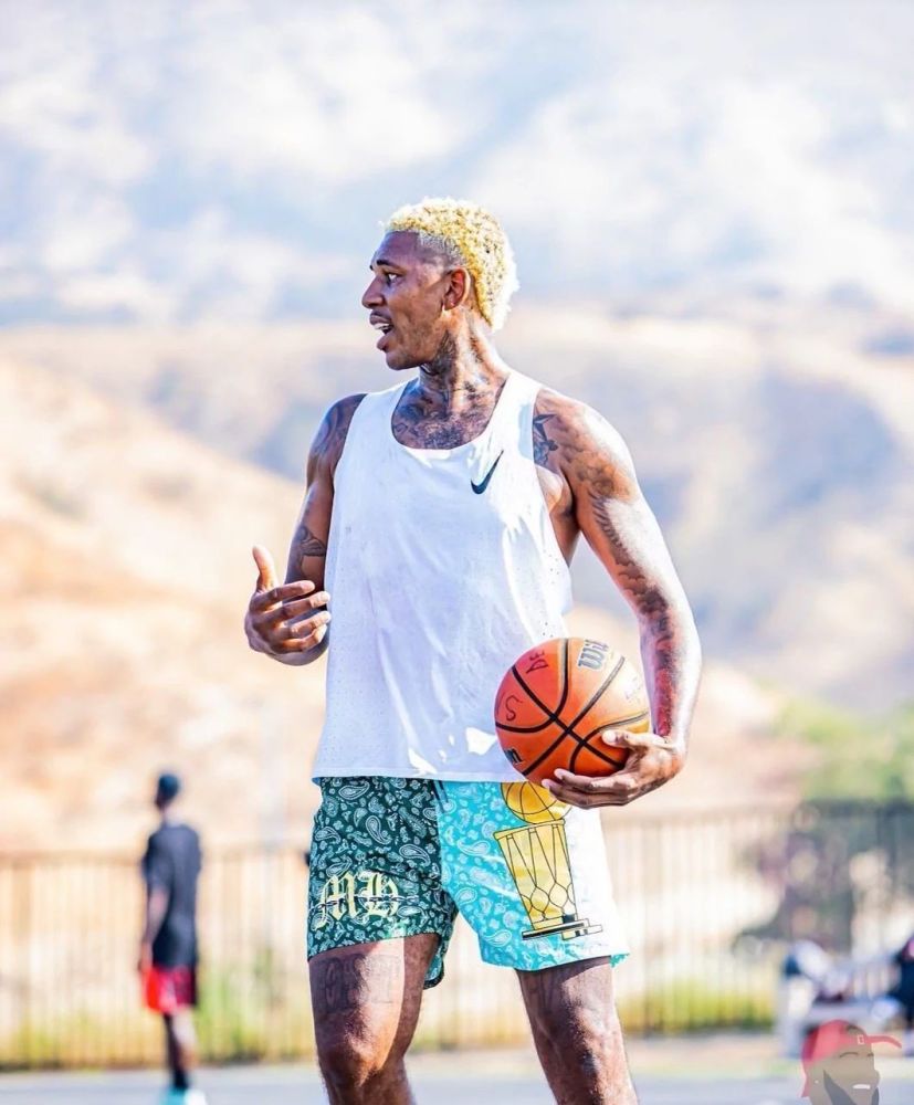 俄罗斯运动员谢尔盖-博伊在1800米高空踢球，挑战极限，引发热议。（俄罗斯选手谢尔盖·博伊海拔1800米踢球，上演极限挑战引发热议）