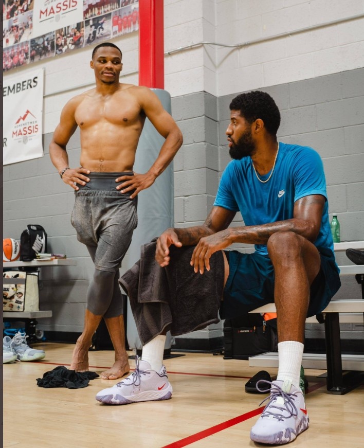 队记：杨瀚森随着比赛的进行越打越舒服，他需要真正上场打球（队记：杨瀚森越战越自如，他亟需获得真正的出场时间）