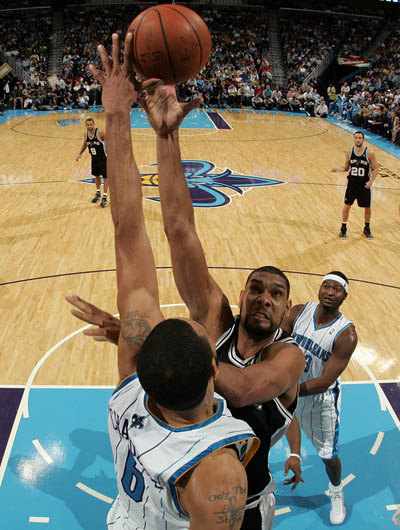 广东激战江苏！萨姆纳弱项改善 王洪泽爆发 萨林杰稳健输出（广东鏖战江苏：萨姆纳短板改善，王洪泽爆发，萨林杰稳健发挥）